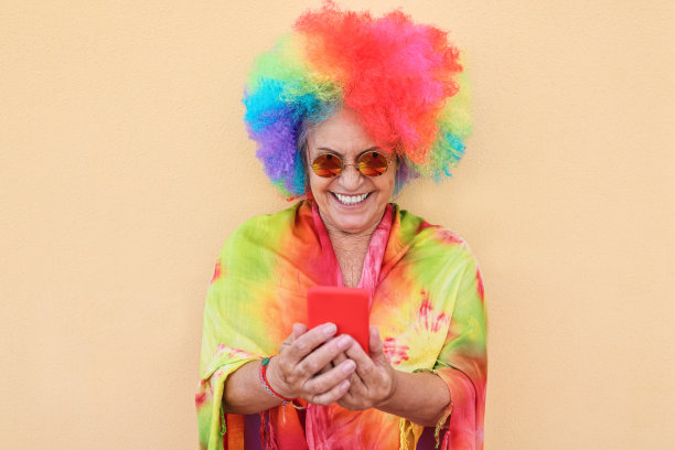 疯狂的高级女性使用手机应用程序-专注于脸图片下载