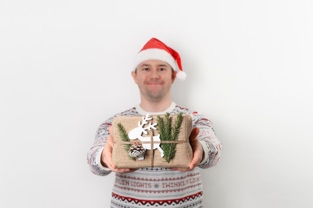 快递员拿着白色背景的环保可重复使用包装的礼盒图片下载