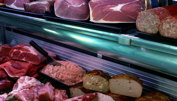 在屠宰场陈列货物。一些不同种类的肉，意大利腊肠，肉馅，香肠和腌火腿。图片下载
