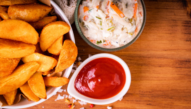 传统的法式炸薯条由有机生物薯角和皮肤蘸番茄酱图片下载