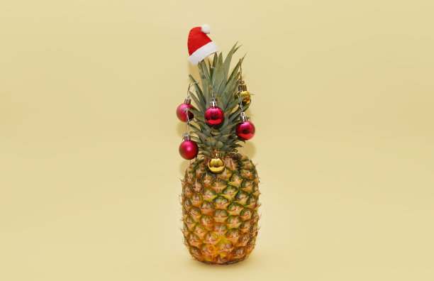 用圣诞球装饰的成熟菠萝图片下载