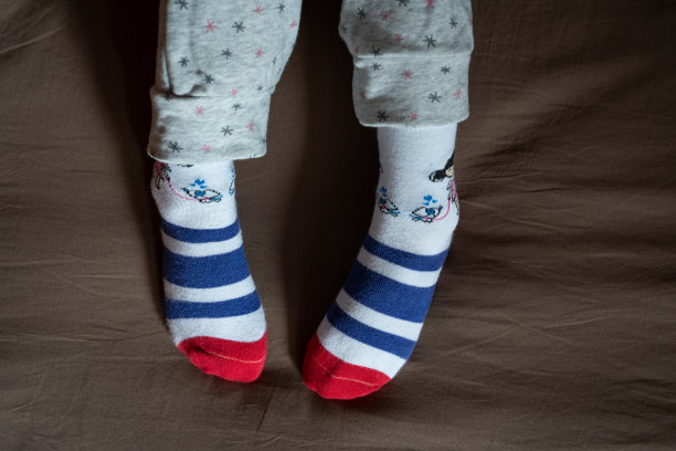 可爱的小女孩的脚特写图片下载