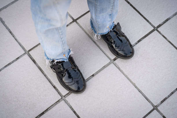 站在地砖上的小女孩图片下载