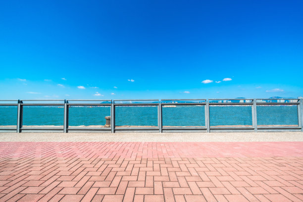 空旷的人行道前面的香港维多利亚天际线，中国，亚洲。图片下载