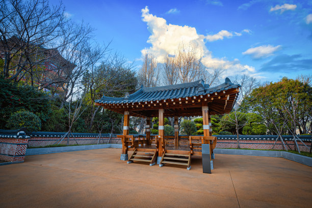 木制的韩国亭子，白天有蓝天和白云图片下载