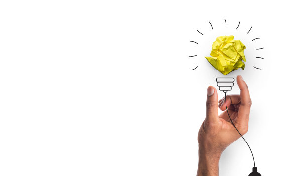 男性手握灯泡有想法，白色背景，创造性的拼贴图片下载