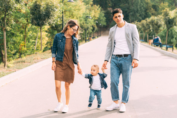 公园里一家人快乐散步的照片图片下载