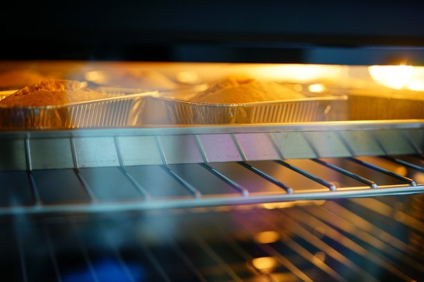 在家里的烤箱里烤面包图片下载