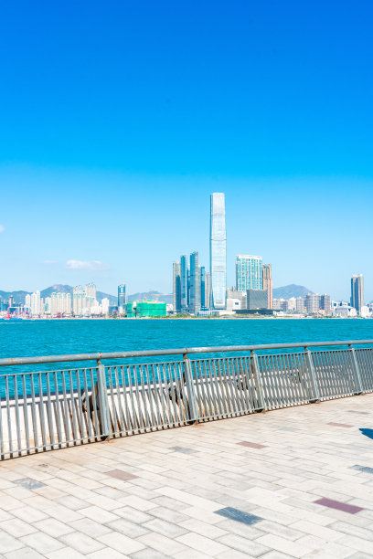 空旷的人行道前面的香港维多利亚天际线，中国，亚洲。图片下载