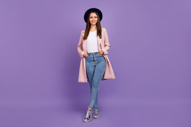 可爱的漂亮的千禧人的全长照片放手牛仔享受秋天周末空闲时间假期穿好看的衣服孤立的紫色背景图片下载