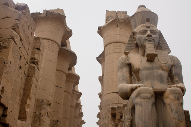 卢克索神庙前的拉美西斯二世雕像图片下载