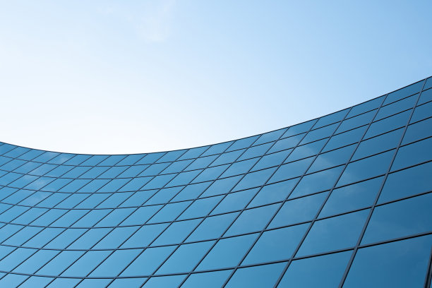 工业商业城市用镜面的窗户与蓝天的倒影与可爱的抽象现代圆形建筑图片下载