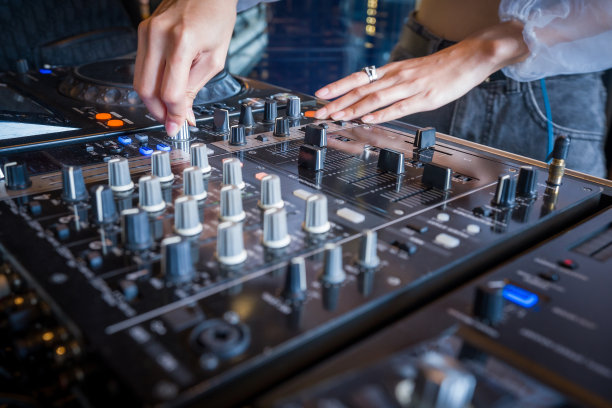 派对上，Dj在调音板上提高音量。图片下载