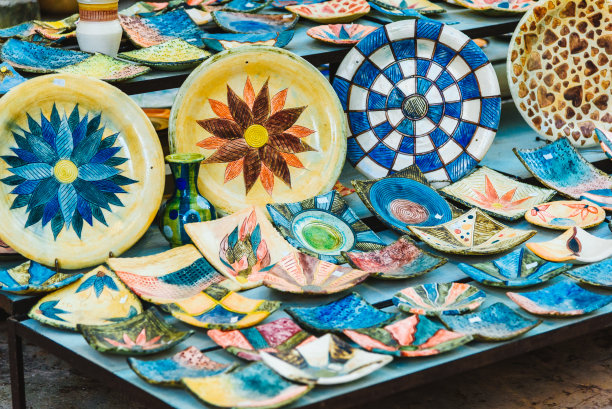 土耳其风格的传统彩色陶瓷菜肴图片下载