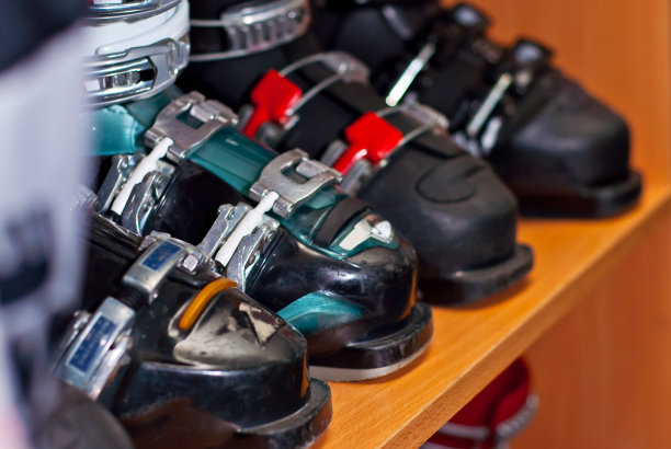 店“疯狂的蜗牛”。Chernivtsi,乌克兰。2020年11月19日。形象的运动商店与设备滑雪。图片下载