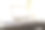 笔记本电脑放在办公室窗户附近的木桌上，白色屏幕。白色笔记本放在桌子上，一杯咖啡在大楼里，白色屏幕上有剪裁路径。图片下载