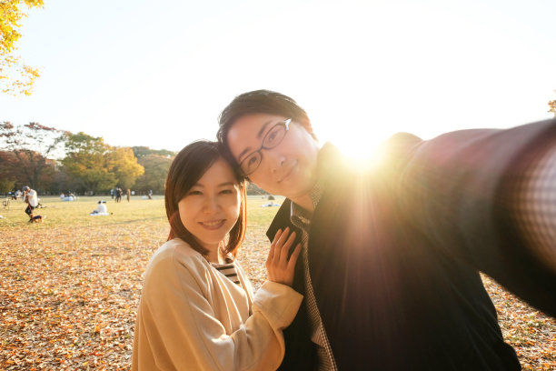 一对中年夫妇在秋季公园自拍图片下载