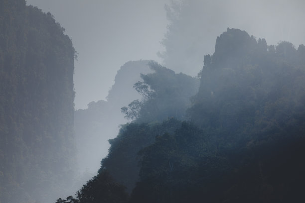 来自东南亚的梦幻般的雾蒙蒙的虚构风景。图片下载