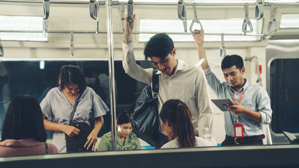 一群人在繁忙拥挤的公共地铁列车上旅行图片下载