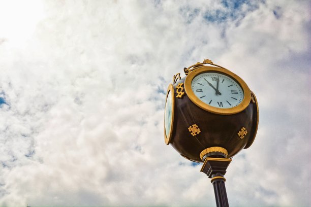 钟楼和白云图片下载