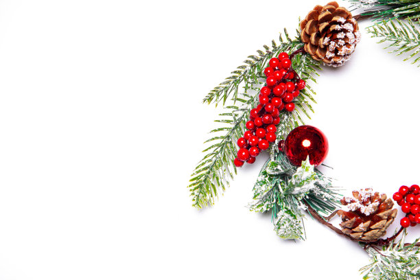 白色背景上的圣诞树花环。云杉分支。圣诞树上的球。装饰的假期。一个花圈和一个礼物。新年和圣诞节。副本的空间。用冷杉树枝编成的花环。图片下载