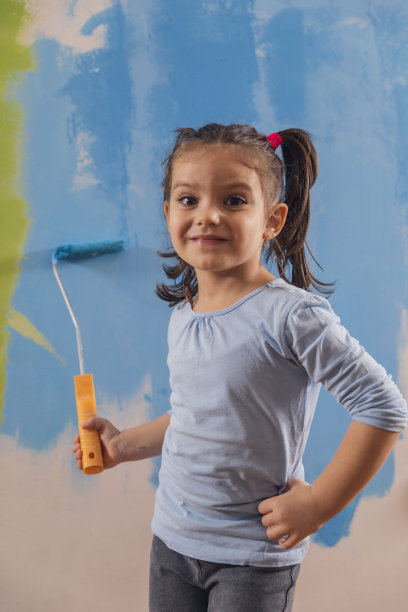 在她的新房间刷墙的时候看着相机图片下载