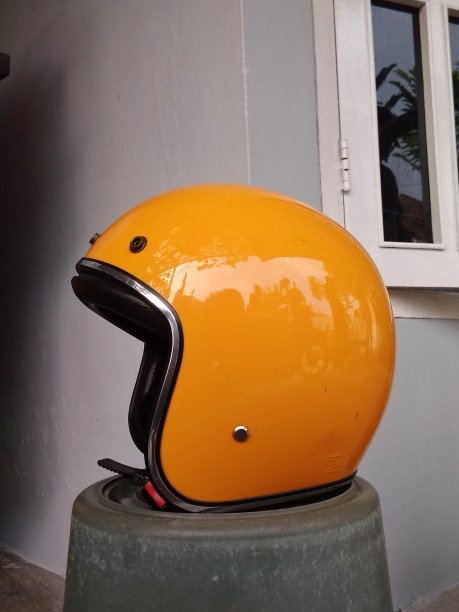 经典的黄色头盔半脸图片下载