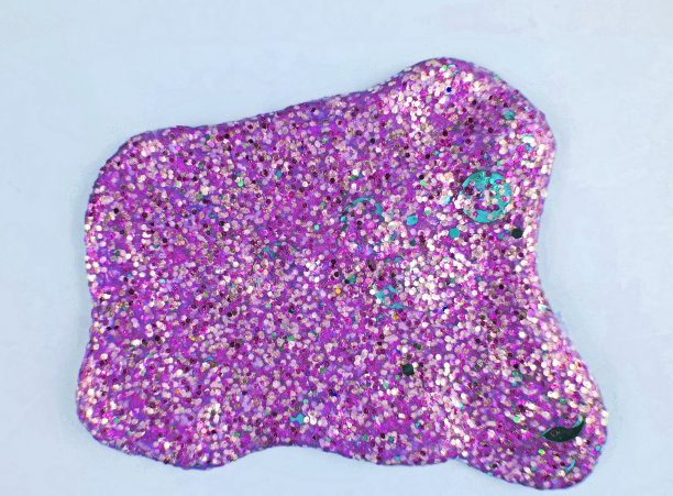 纹理紫色黏液与内部闪光。宏观的孩子玩具黏液。图片下载