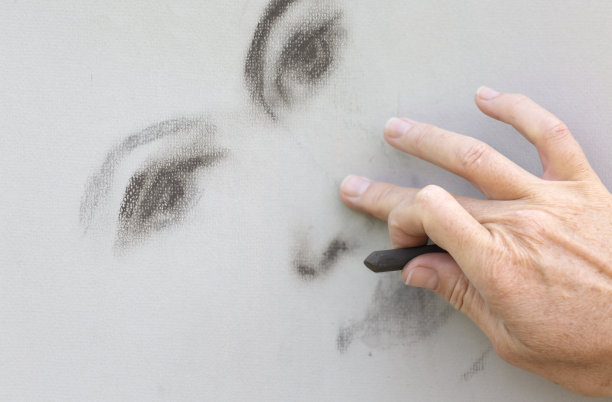 一只手用粉彩粉笔画女人的脸图片下载