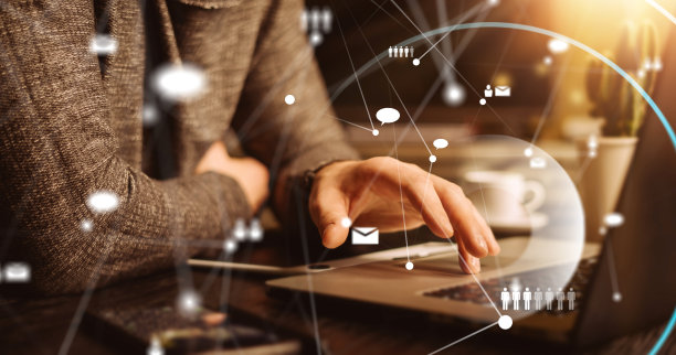 男性的手拿着笔记本电脑。在家远程工作的人。网络或远程工作的概念。全球商业网络。网络课程。图片下载