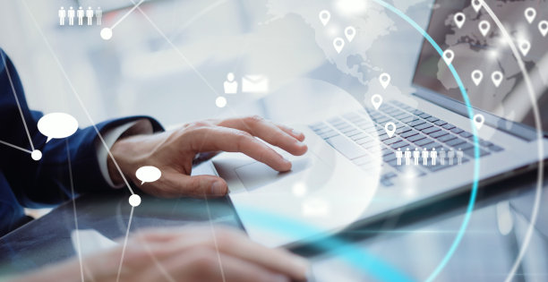 男性的手拿着笔记本电脑。在家远程工作的人。网络或远程工作的概念。全球商业网络。网络课程。图片下载