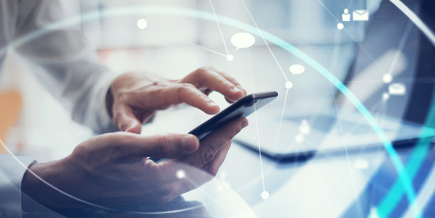 商人远程工作。网络或远程工作的概念。全球商业网络。男性手握智能手机图片下载