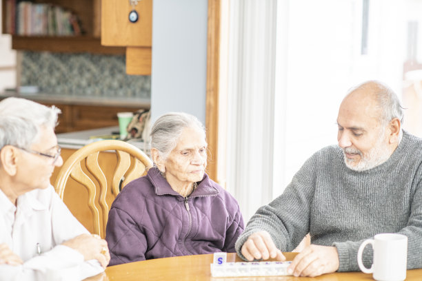 100岁的女人享受与家人在一起的时光图片下载