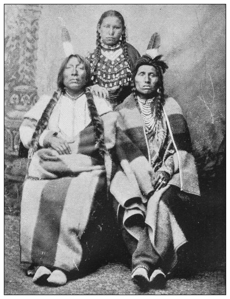 美国古董黑白照片:黑猫头鹰，玛丽和坐着的女人图片下载