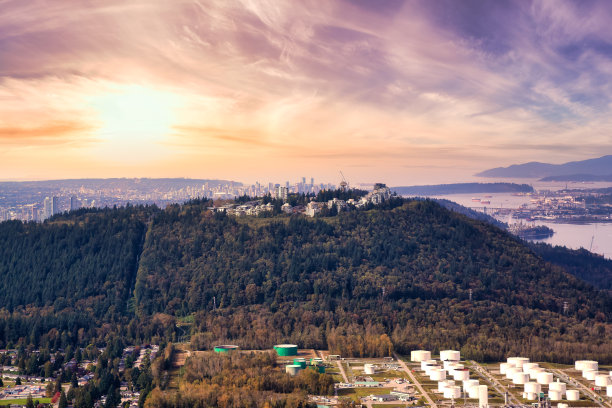 鸟瞰伯纳比山在一个充满活力的日落图片下载