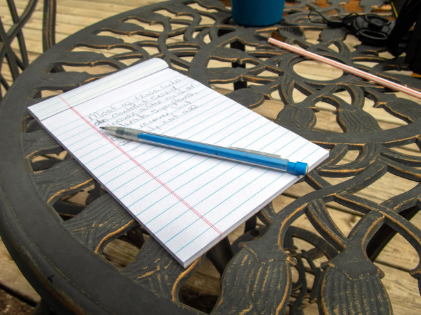 户外桌上的笔记本和铅笔图片下载