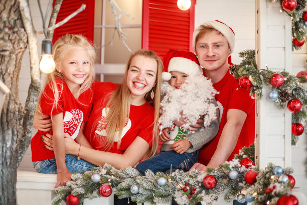 欢乐的年轻家庭和孩子们在家里庆祝圣诞节和新年图片下载