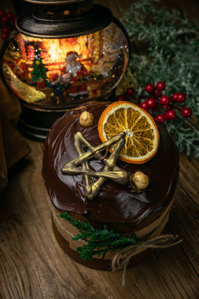 圣诞节，木桌上放着巧克力蛋糕图片下载