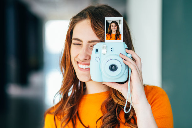 用即时照相机拍照的女人图片下载