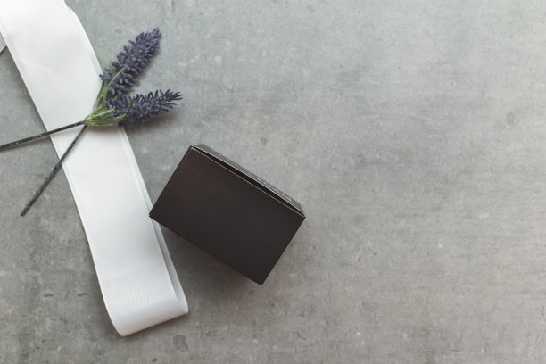 用白丝带和可回收包装纸包装圣诞礼物的礼盒图片下载