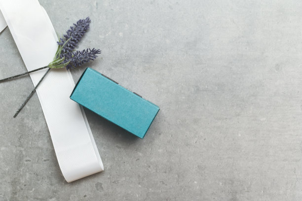 用白丝带和可回收包装纸包装圣诞礼物的礼盒图片下载