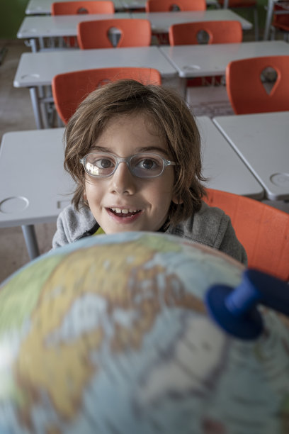 一位老师向她的学生展示世界地球仪的照片图片下载