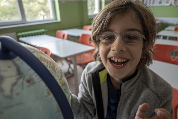 一位老师向她的学生展示世界地球仪的照片图片下载