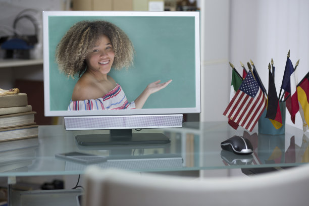 教师在电脑显示器的黑板上。图片下载