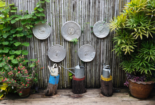 古老的农具挂在木墙上图片下载