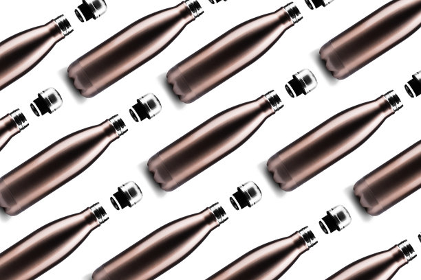 瓶子的模式。彩色生态，可重复使用的钢制热水瓶棕色，孤立在白色背景上。“零浪费”。拒绝塑料。图片下载