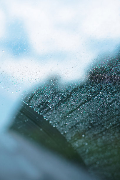 汽车玻璃从雨中落下。秋天的夏雨透过车窗。照片的背景图片下载