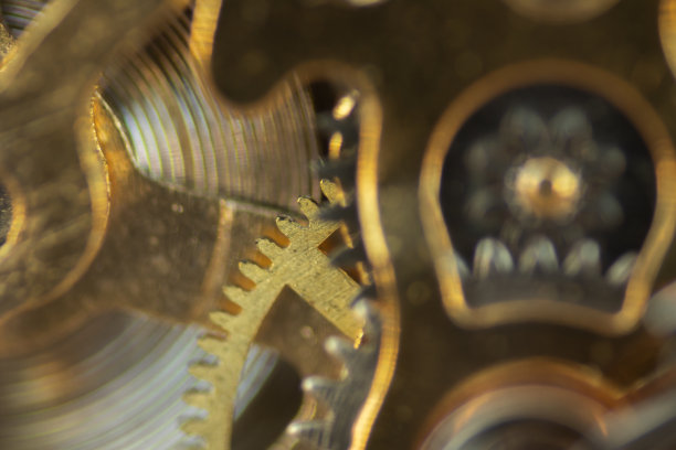 微距照片的内部齿轮的机器的青铜和钢腕表。有选择性的重点。图片下载