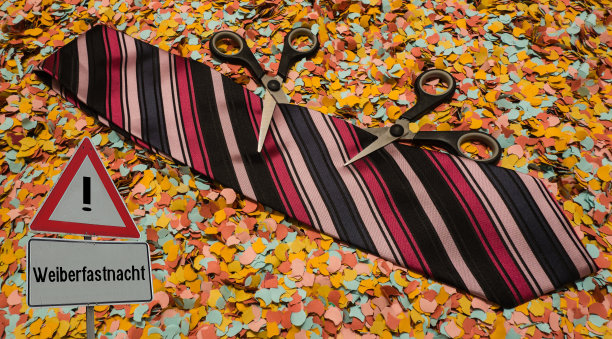 德国女子狂欢节“Weiberfastnacht”图片下载