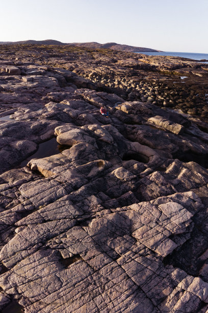 俯视图航空照片从飞行无人机一个惊人的美丽的海景，蓝色的水，岩石海岸线。巴伦支海。秋天在苔原上，阳光明媚，色彩鲜艳图片下载